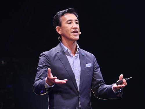 あいさつする小林和則社長